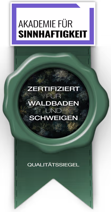 Qualitätssiegel der Akademie für Sinnhaftigkeit mit der Aufschrift: Zertifiziert für Waldbaden und Schweigen.