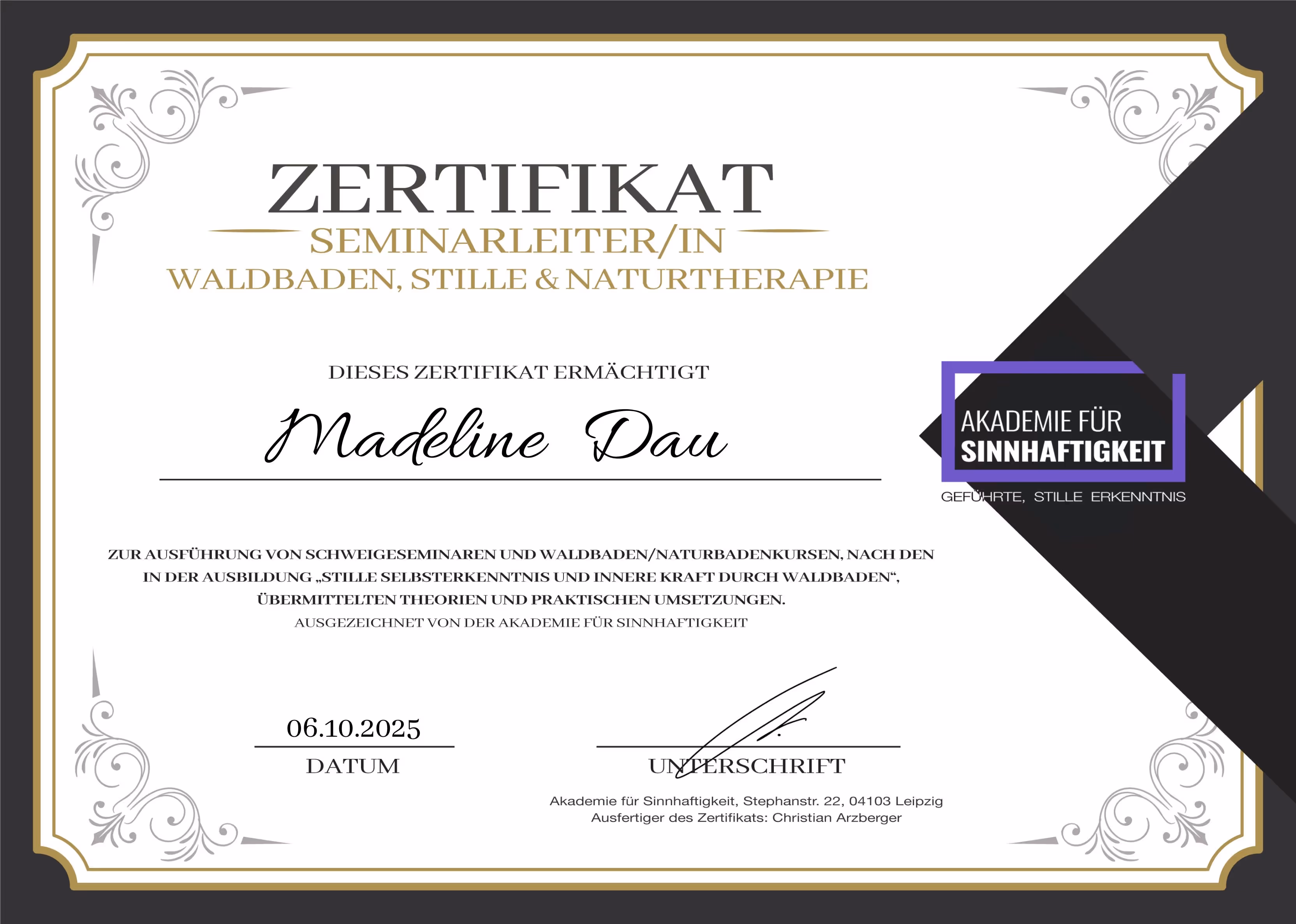 Zertifikat für Madeline Dau als Seminarleiterin für Waldbaden, Stille und Naturtherapie, ausgestellt von der Akademie für Sinnhaftigkeit, datiert 06.10.2025.