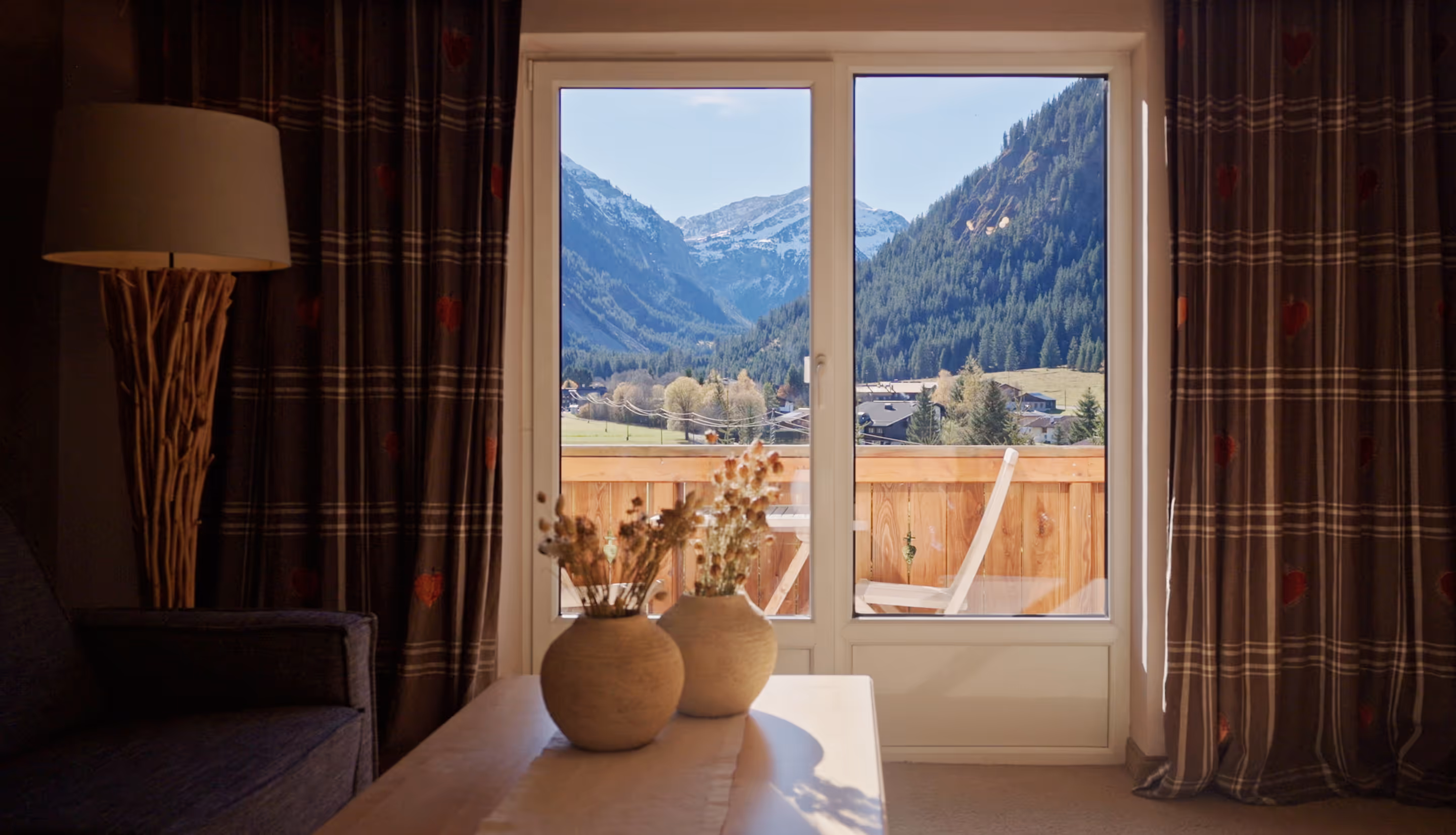 Ausblick aus dem Zimmer des Hotel Hohenfels auf das Tannheimer Tal – Morgensonne und Bergpanorama.
