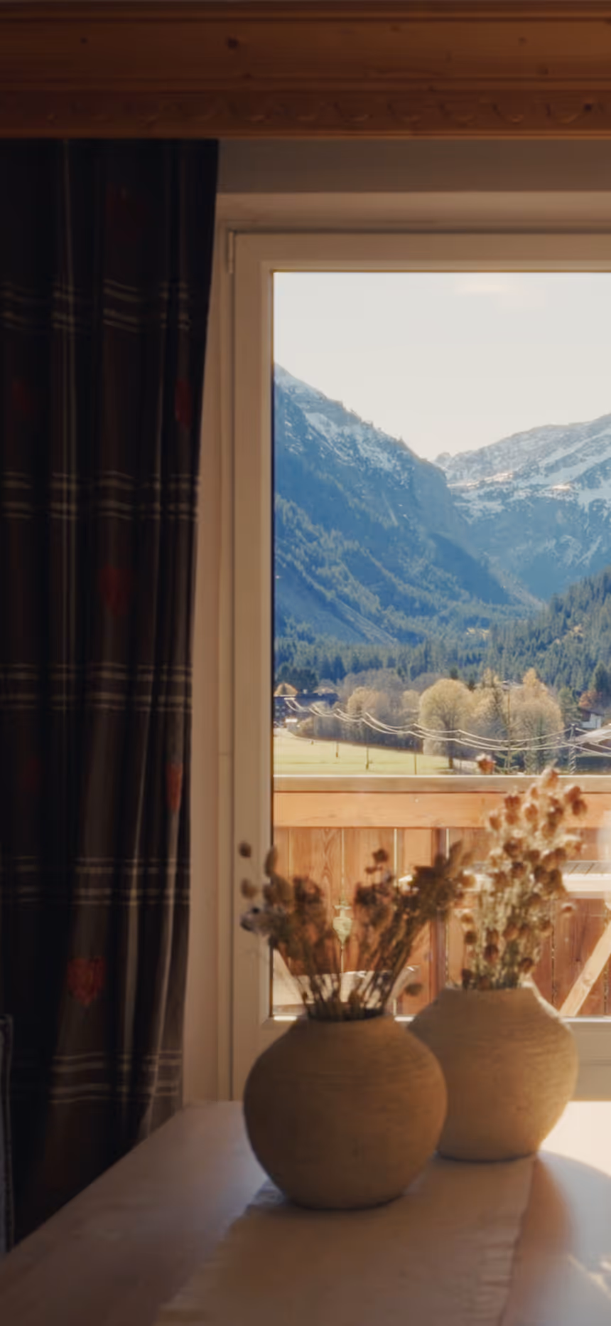 Ausblick aus dem Zimmer des Hotel Hohenfels auf das Tannheimer Tal – Morgensonne und Bergpanorama.