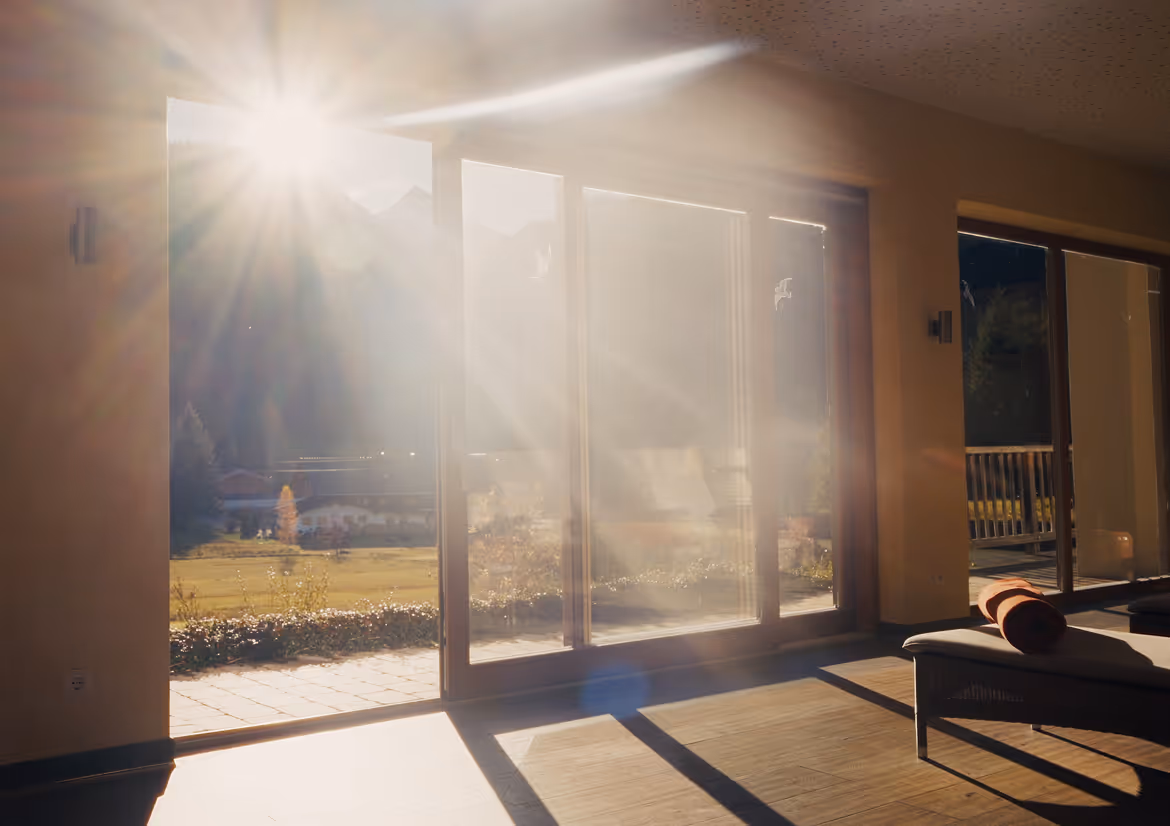 Sonnenstrahlen im Ruheraum des Hotel Hohenfels mit Blick auf das Tannheimer Tal – Entspannung mit Panorama.