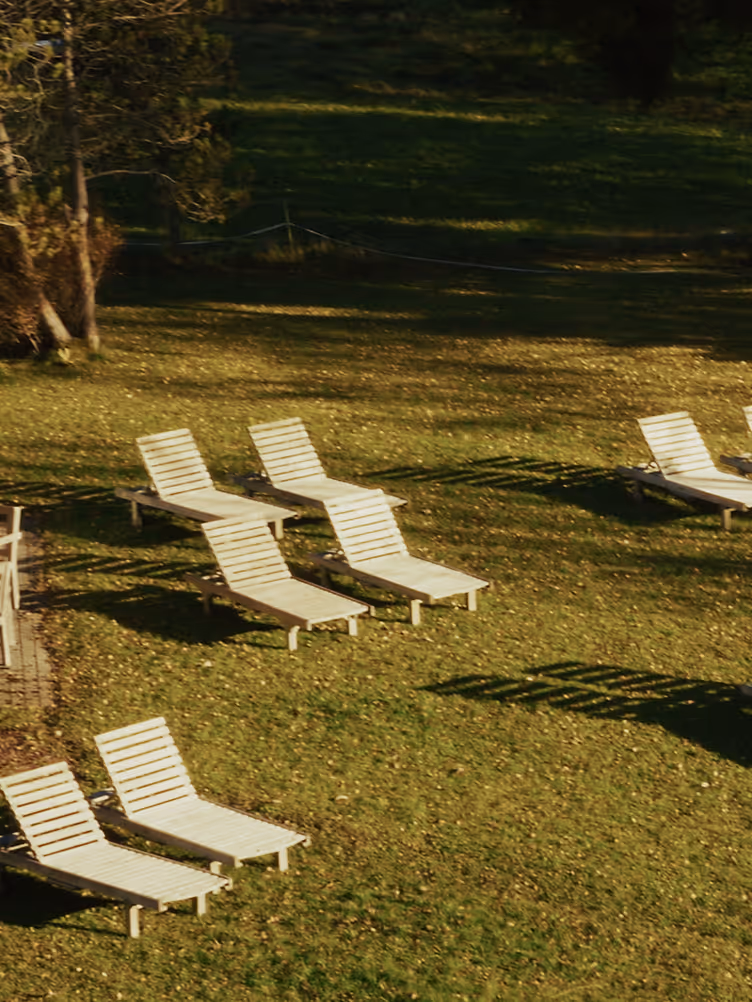 Sonnenliegen im Garten des Hotel Hohenfels Tirol – Ruhe und Entspannung mit Bergblick.