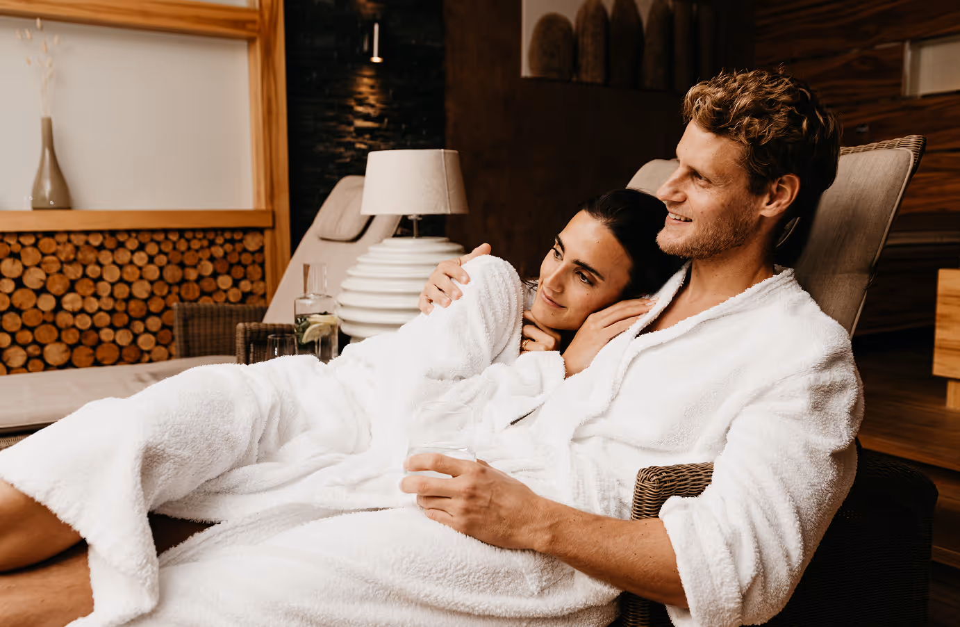 Paar im Spa-Bereich des Hotel Hohenfels – gemeinsame Auszeit und Wohlfühlmomente in Tirol.