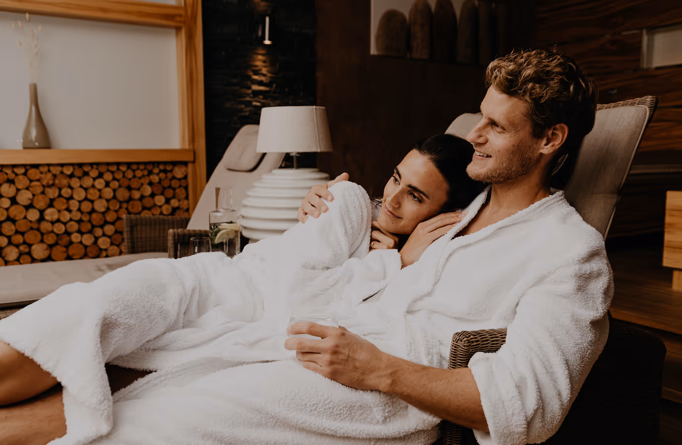 Paar im Spa-Bereich des Hotel Hohenfels – gemeinsame Auszeit und Wohlfühlmomente in Tirol.