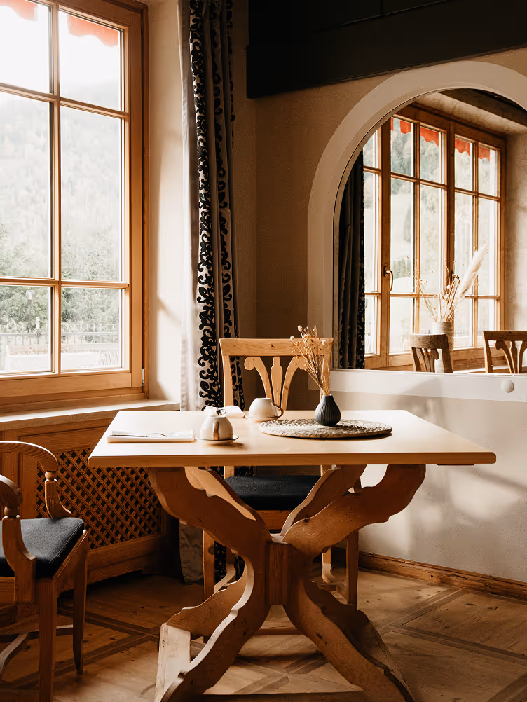 Gemütlicher Frühstücksraum im Hotel Hohenfels mit Holzinterieur und warmem Licht – Wohlfühlen in Tirol.
