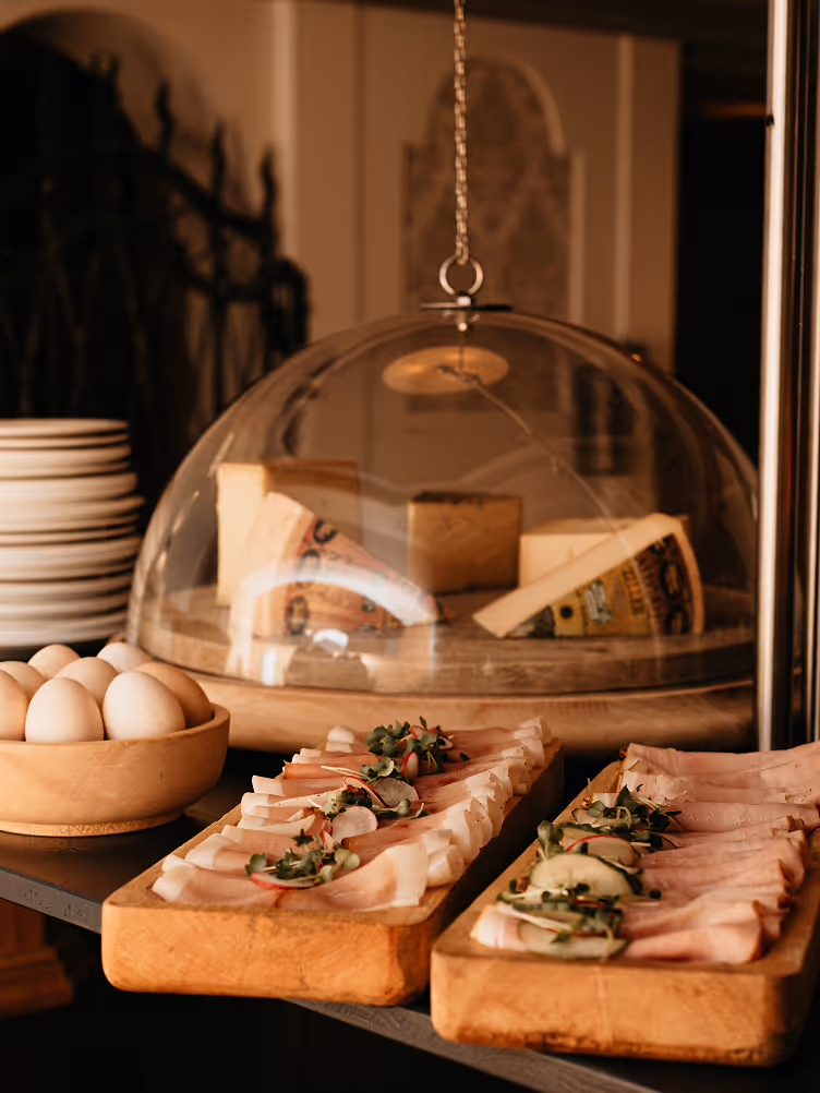 Frühstücksbuffet im Hotel Hohenfels Tirol mit regionalem Käse, Schinken und frischen Eiern.