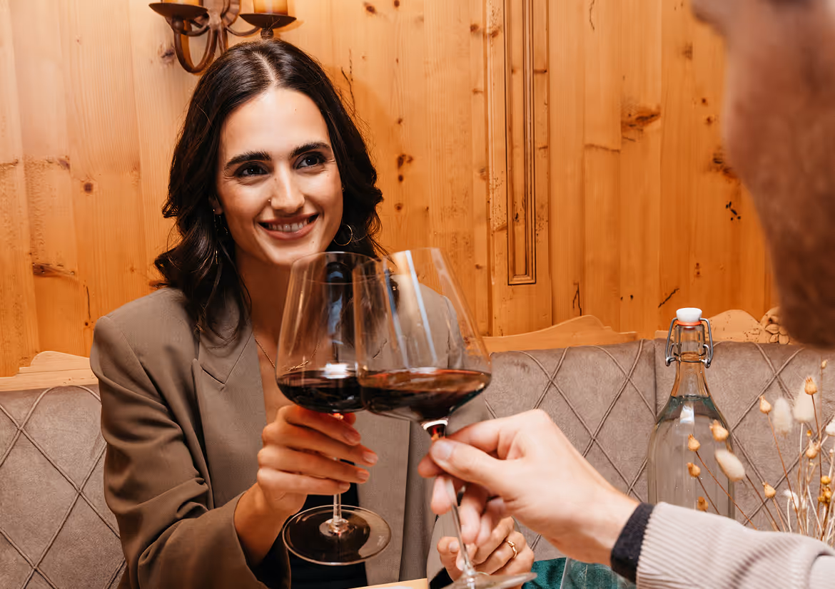 Gäste genießen den Abend bei einem Glas Rotwein im Hotel Hohenfels.