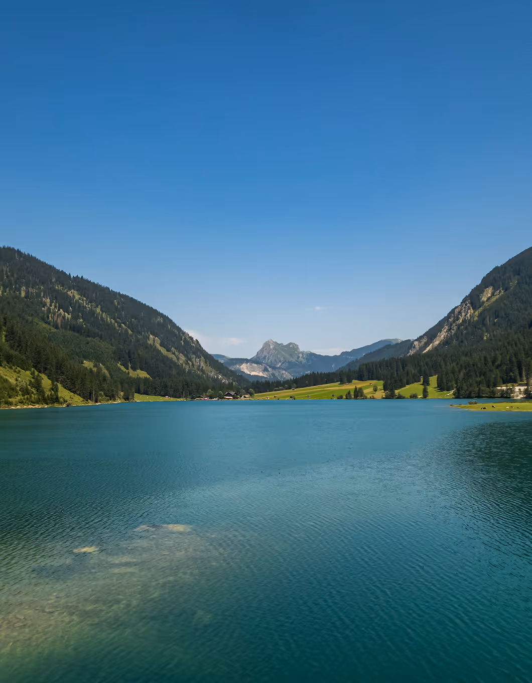 „Der Vilsalpsee im Tannheimer Tal umgeben von Bergen – Sommeridylle und klare Bergluft in Tirol.