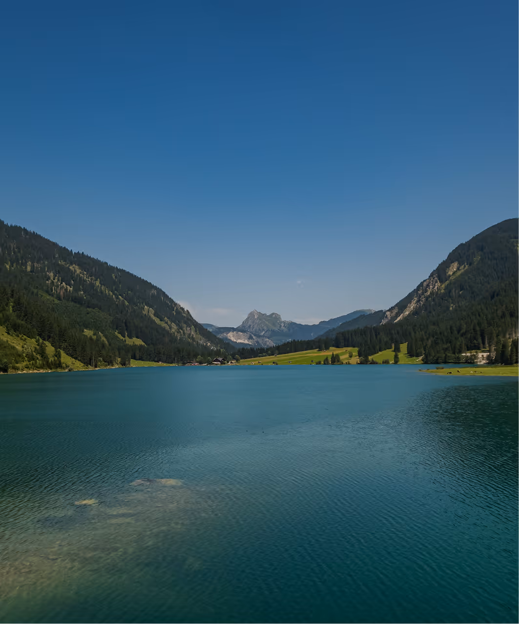 „Der Vilsalpsee im Tannheimer Tal umgeben von Bergen – Sommeridylle und klare Bergluft in Tirol.