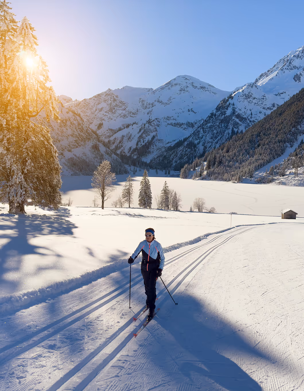 Langlaufen im Tannheimer Tal – Wintersport und Sonne in den Tiroler Alpen rund um das Hotel Hohenfels.