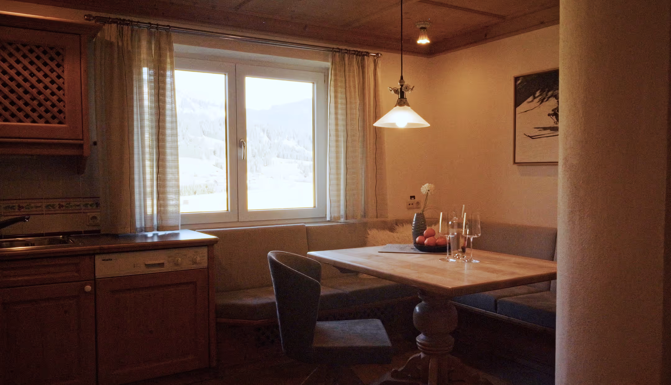 Offene Küche mit gemütlicher Sitzecke und Bergblick – Familiensuite im Hotel Hohenfels Tannheimer Tal.