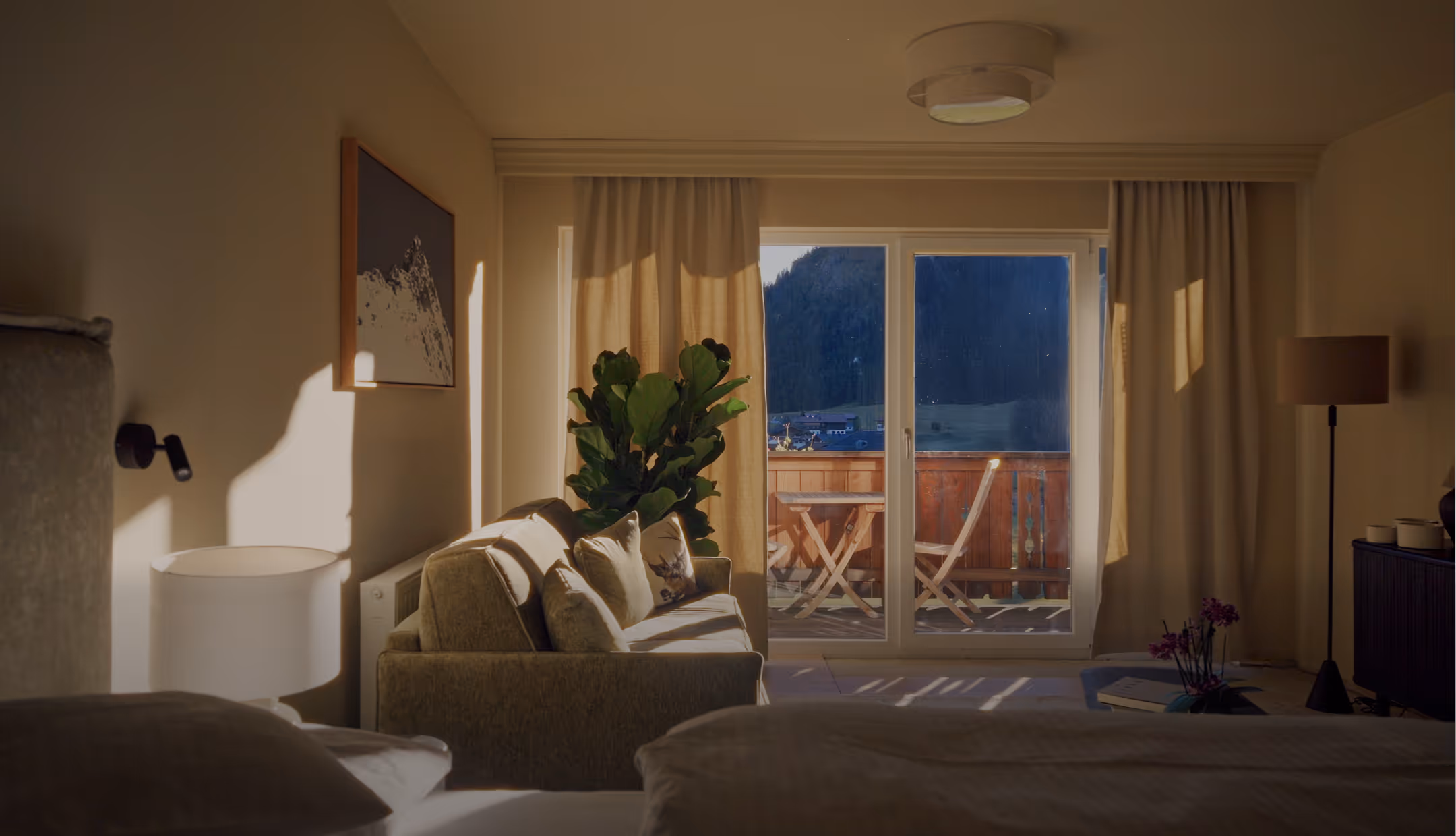 Junior Suite Vilsalpsee mit Sofa, Balkon und Bergblick – warme Farben und natürliche Materialien im Hotel Hohenfels.