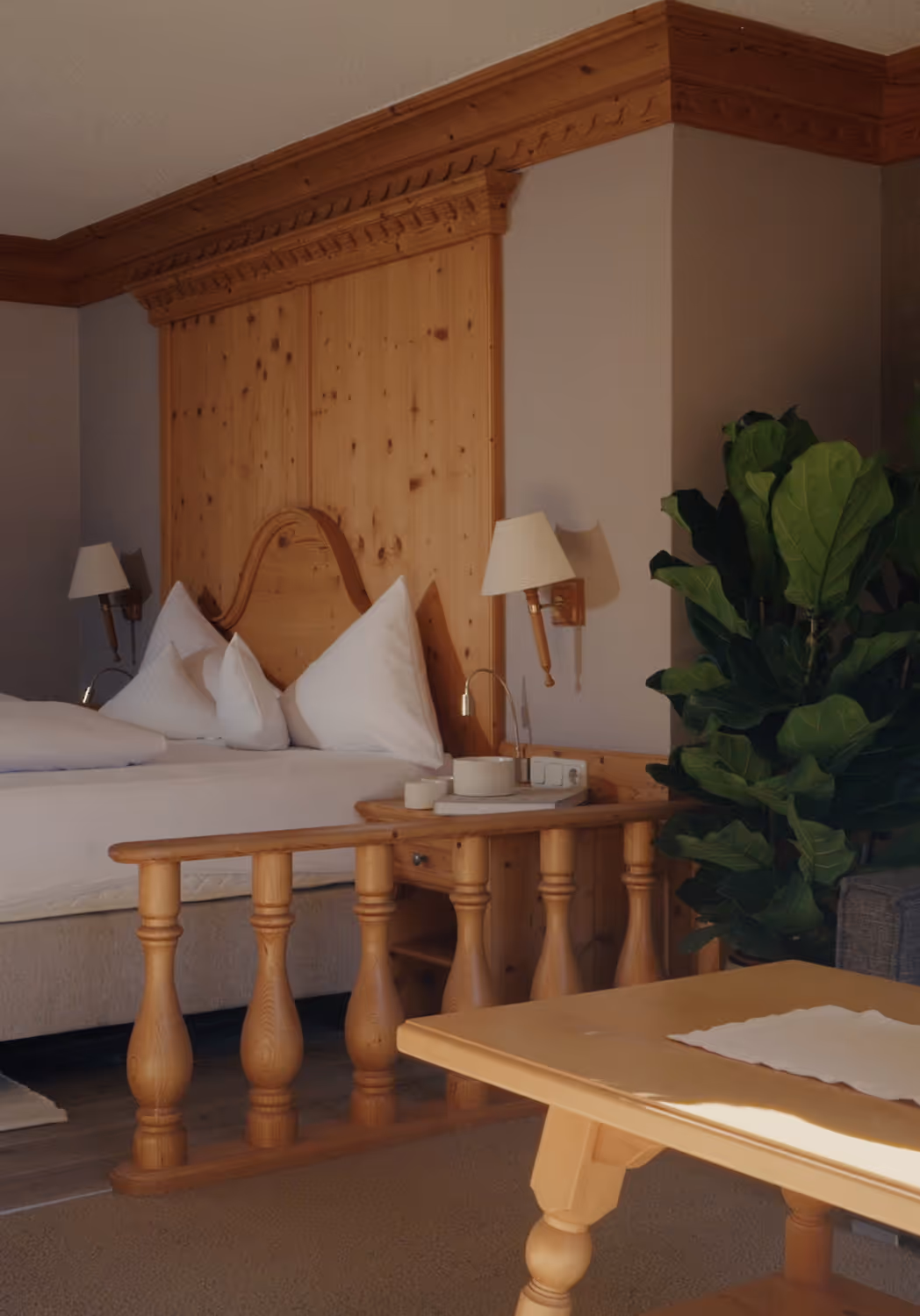 Gemütliches Doppelzimmer Himmelschlüssel im Hotel Hohenfels mit Zirbenholz, hellen Stoffen und stilvollen Details.