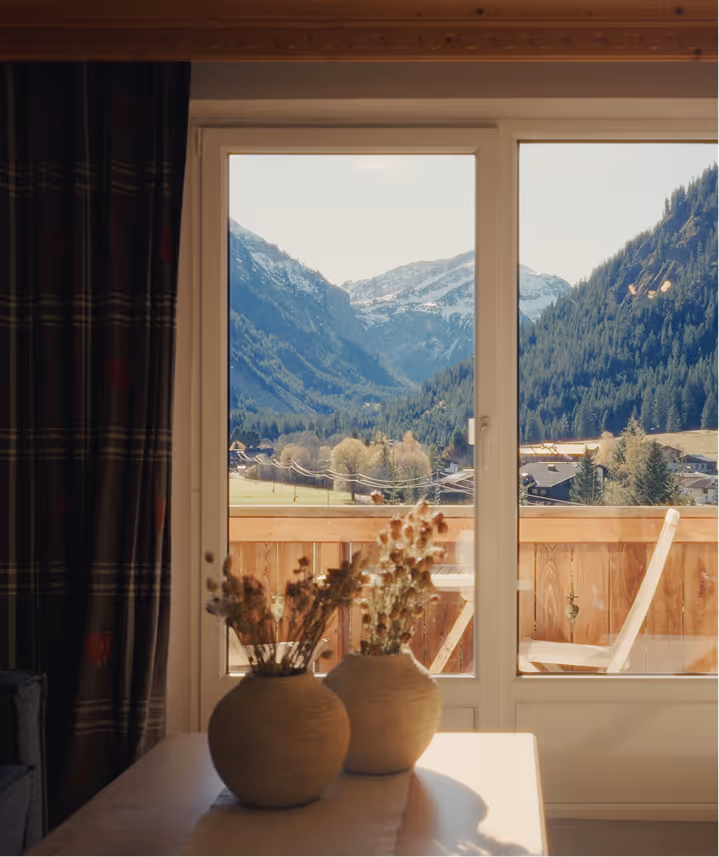 Ausblick aus der Suite Vergissmeinnicht auf die umliegenden Alpen und das idyllische Tannheimer Tal.