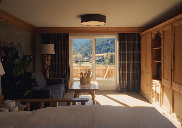 Doppelzimmer Himmelschlüssel mit Blick auf die Tiroler Bergwelt – warme Atmosphäre und natürliche Materialien.