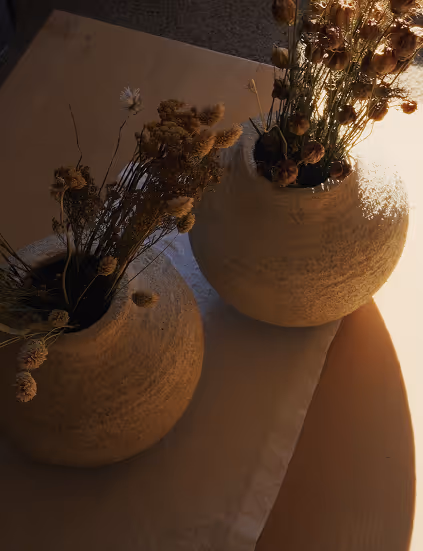 Natürliche Dekoration im Doppelzimmer Himmelschlüssel – Trockenblumen in Keramikvasen im sanften Morgenlicht.