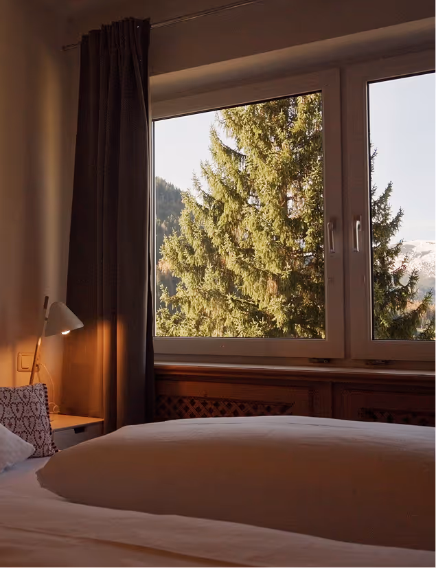 Schlafzimmer der Familiensuite mit Bergblick