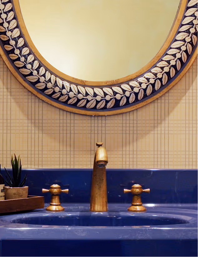 Blaues stilvolles Waschbecke im Doppelzimmer Edelweiß