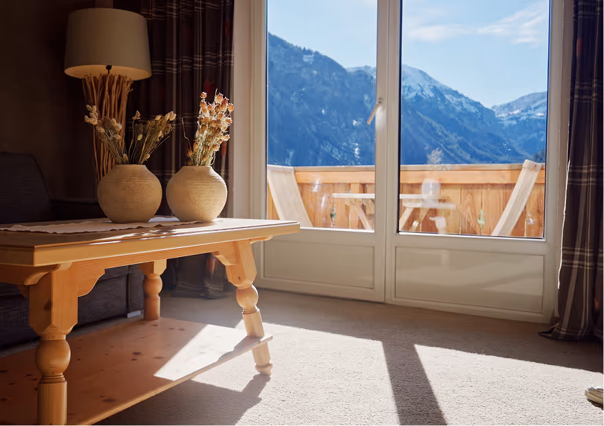 Ausblick aus dem Doppelzimmer Himmelschlüssel auf das idyllische Tannheimer Tal und die umliegenden Alpen.