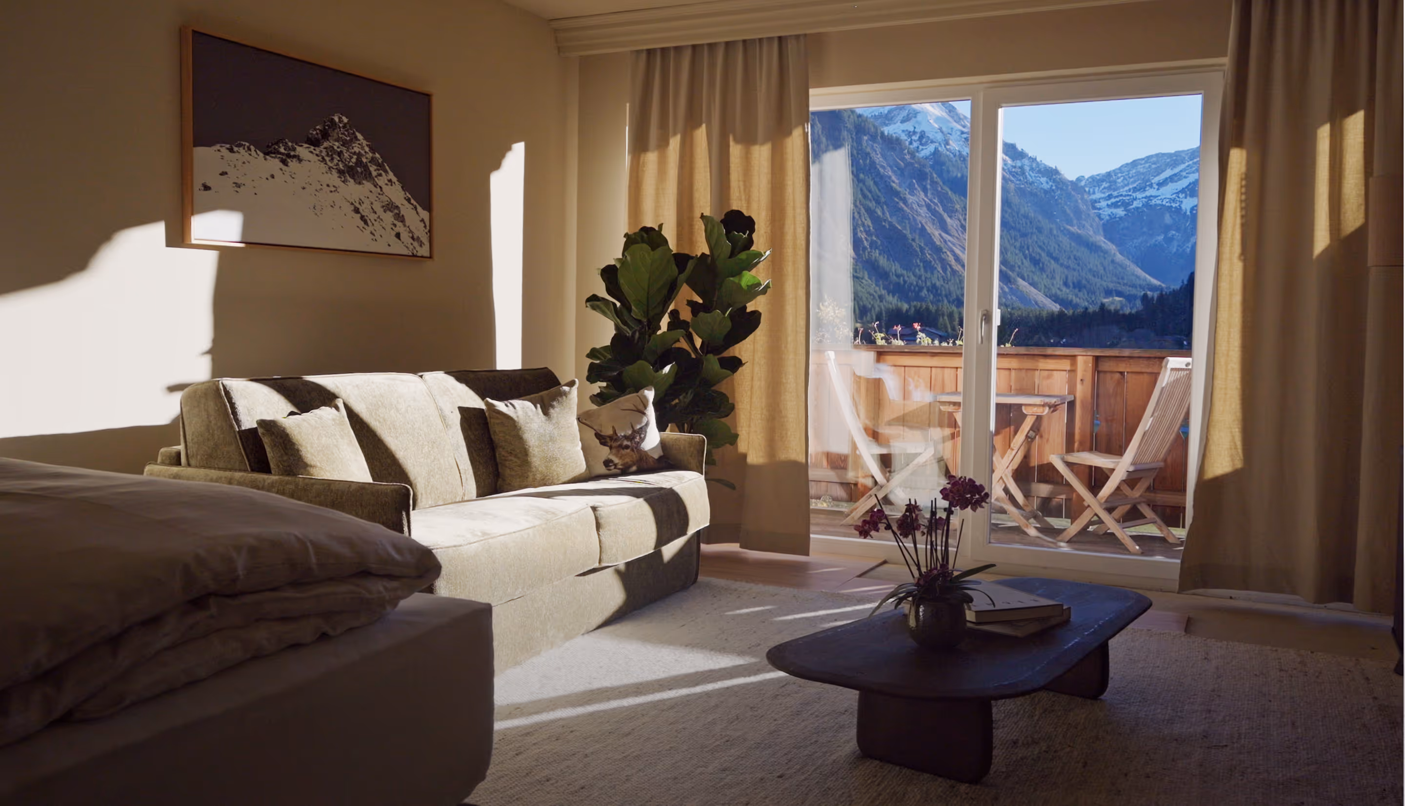 Suite Vilsalpsee im Hotel Hohenfels mit gemütlicher Sitzecke, Bergblick und Zugang zum sonnigen Balkon.