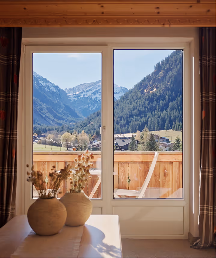 Ausblick aus der Suite Vergissmeinnicht auf die umliegenden Alpen und das idyllische Tannheimer Tal.