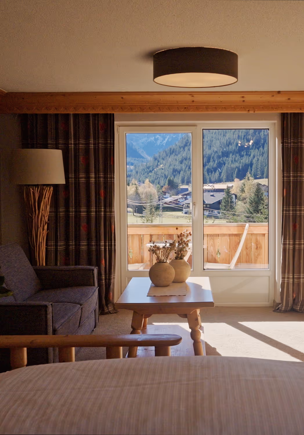 Doppelzimmer Himmelschlüssel mit Blick auf die Tiroler Bergwelt – warme Atmosphäre und natürliche Materialien.