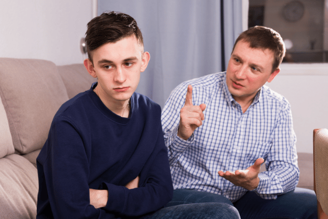 padre conversa con adolescente con problemas de aislamiento