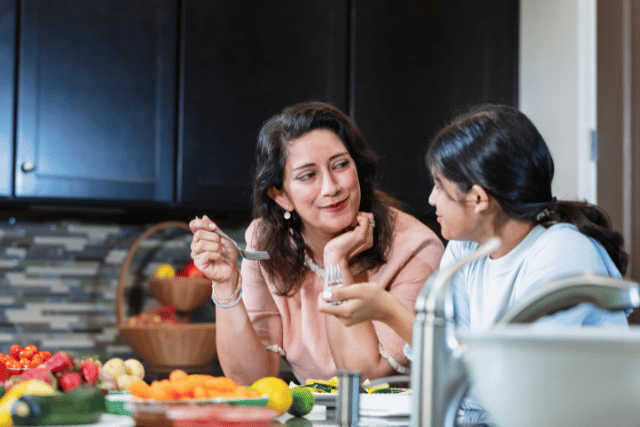 MADRE E HIJA REUNIDAS EN TORNO A LA MESA EN HORA DE COMIDA