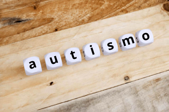 Piso de madera con dados que ponen "autismo"