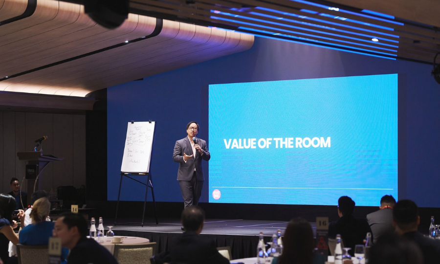 image of brainstorm session with sticky notes (for a b2b saas)