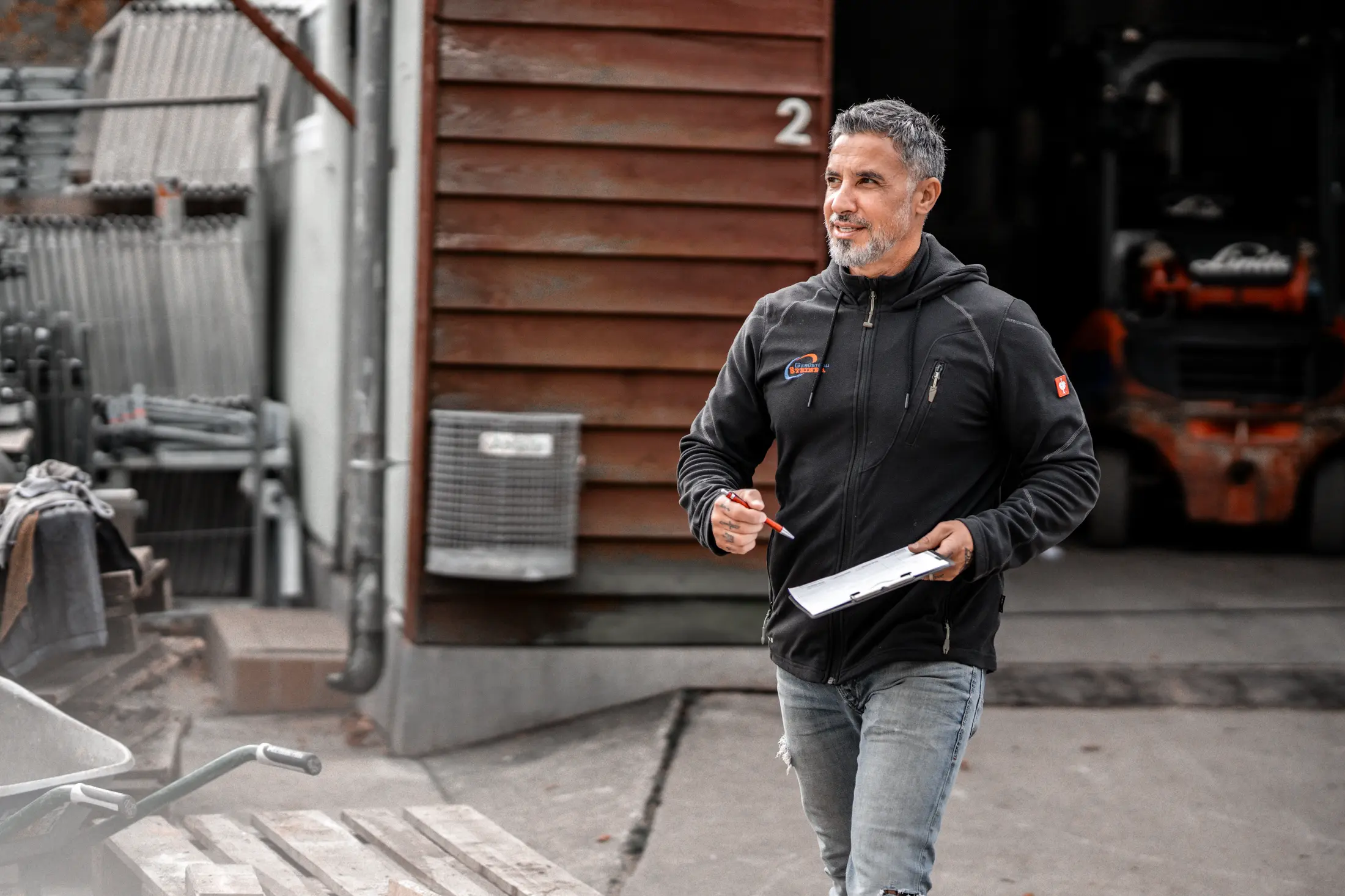 Geschäftsführer läuft auf Kamera zu