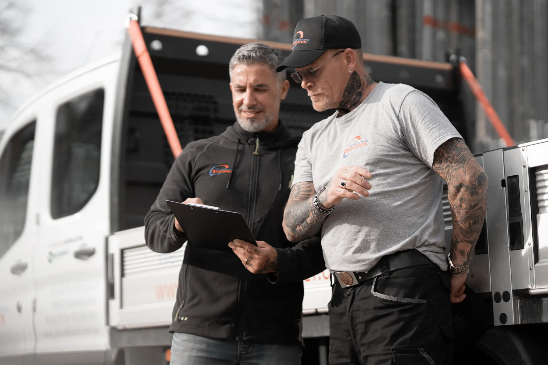 beide Geschäftsführer vor einem Auto