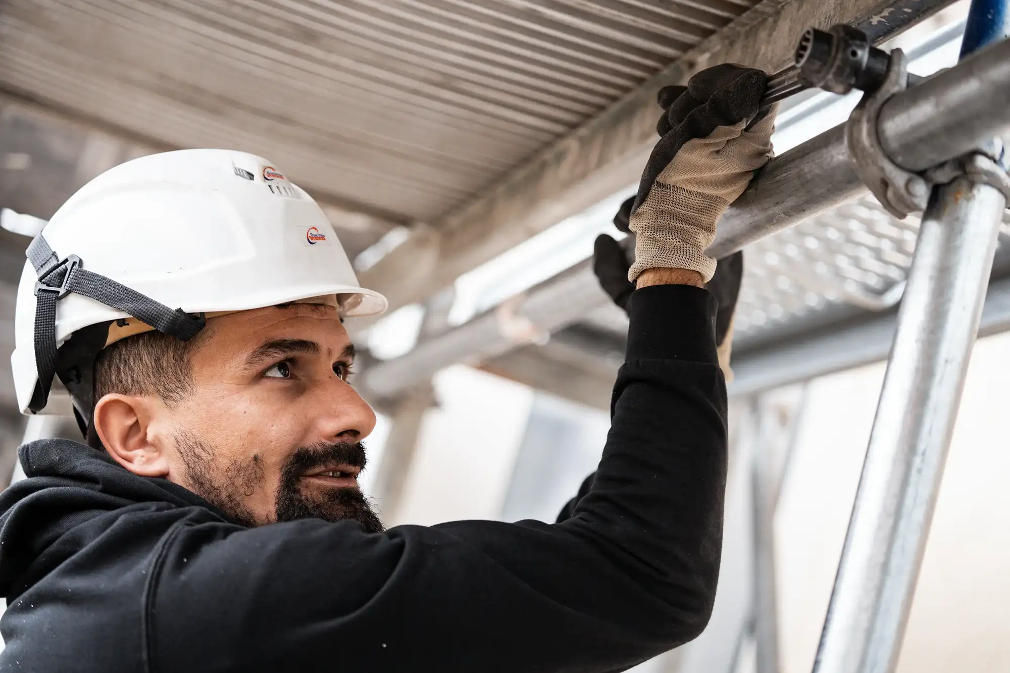 Arbeiter montiert mit einem Werkzeug