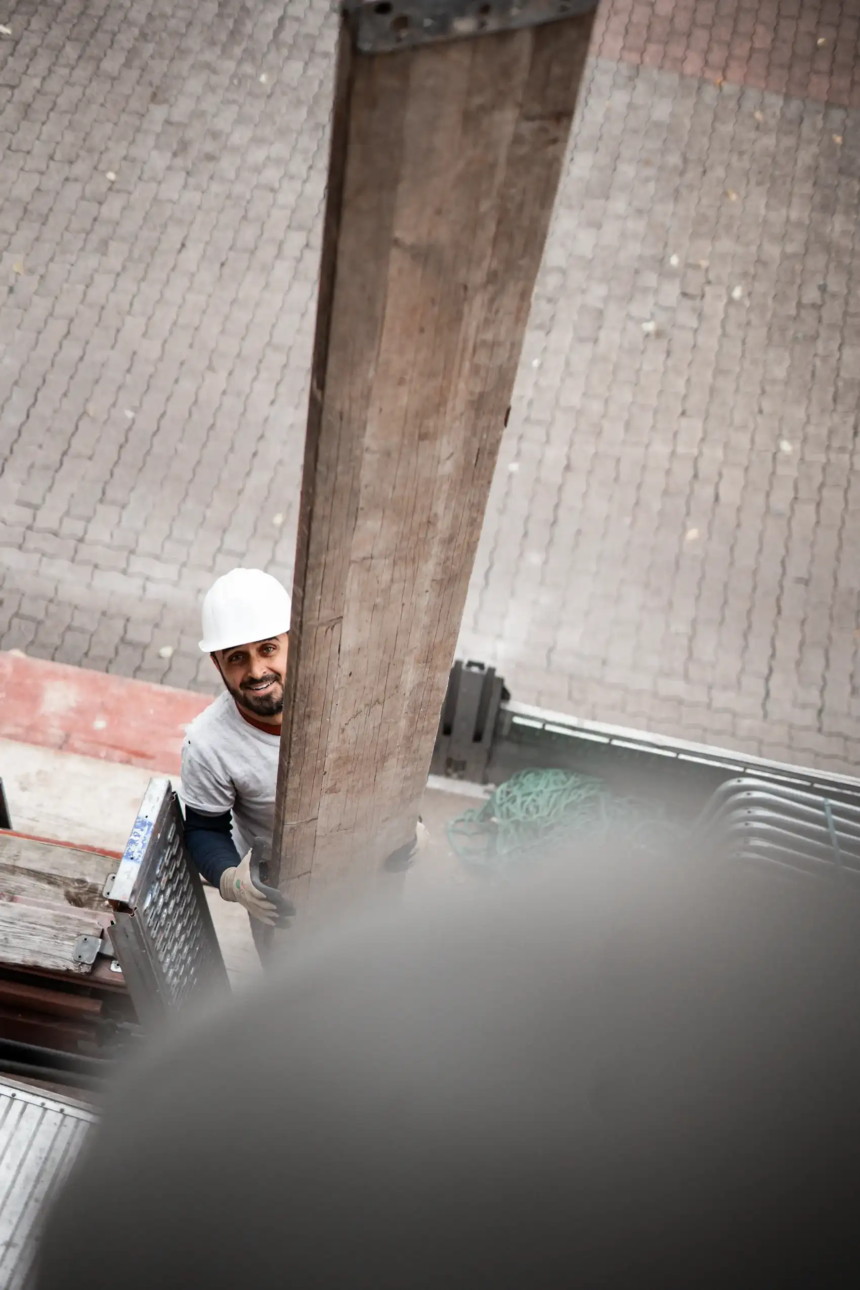 Gerüstbau Steiner Mitarbeiter trägt eine Bodenplatte