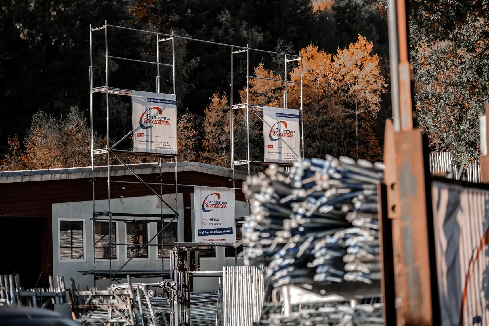 Gerüstbau Elemente mit Gerüstbau Steiner Plakaten im Hintergrund