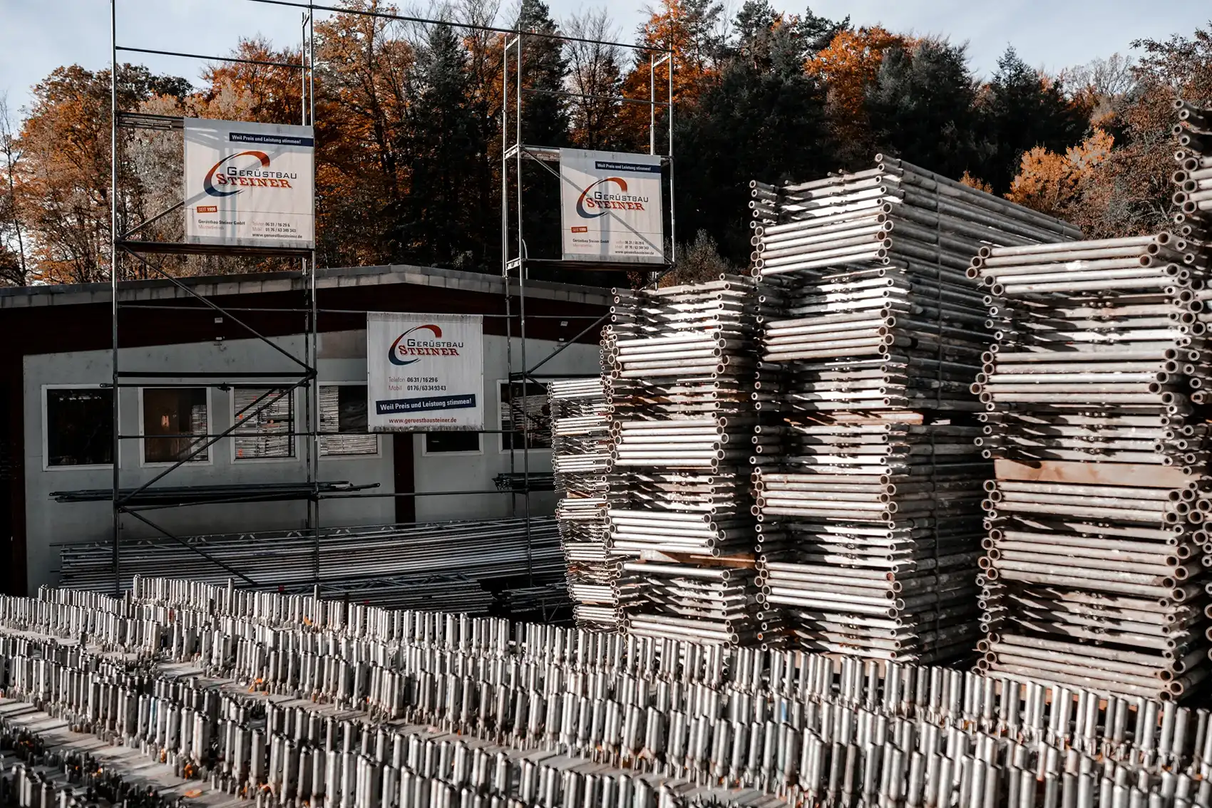 Gerüstbau Elemente mit Gerüstbau Steiner Plakaten im Hintergrund