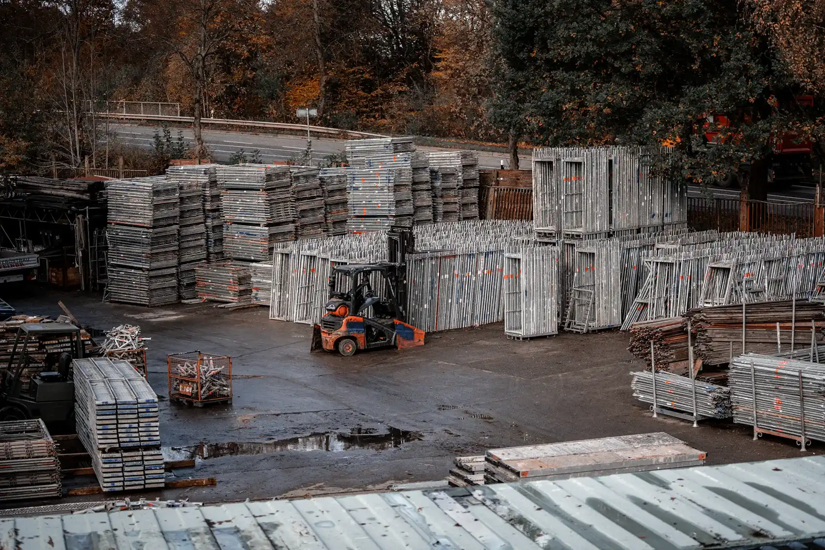 ein Gabelstapler vor Gerüstbau Elementen