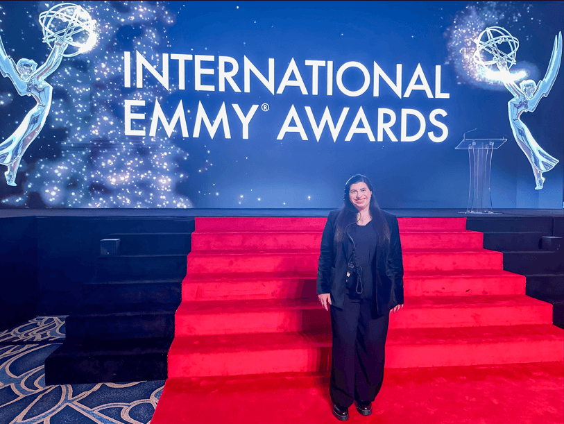 האנה מיטשל מכינה את הבמה