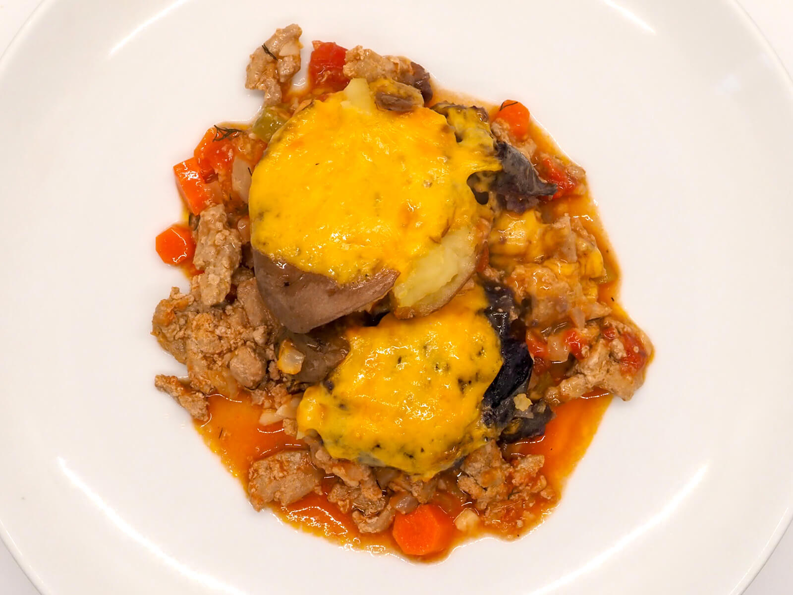 מתכון למעדן חורף עם תפוחי אדמה מעוכים וגבינה בגריל