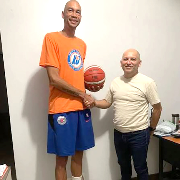 עוזרים לאנשים על הרצף האוטיסטי להטביע עד הכוכבים :ראיון עם כוכב הכדורסל קית' קלוס 