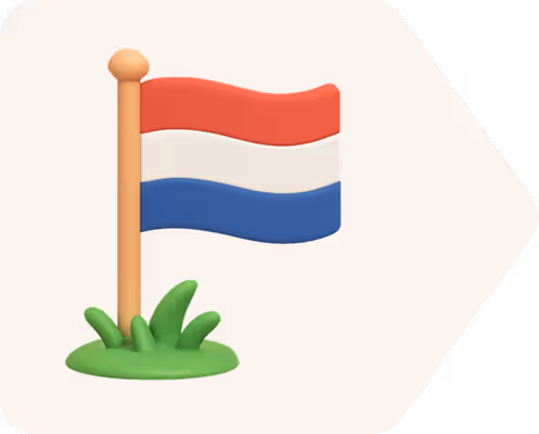 Vlag van Nederland in rood, wit en blauw op een vlaggenmast met gras eromheen.