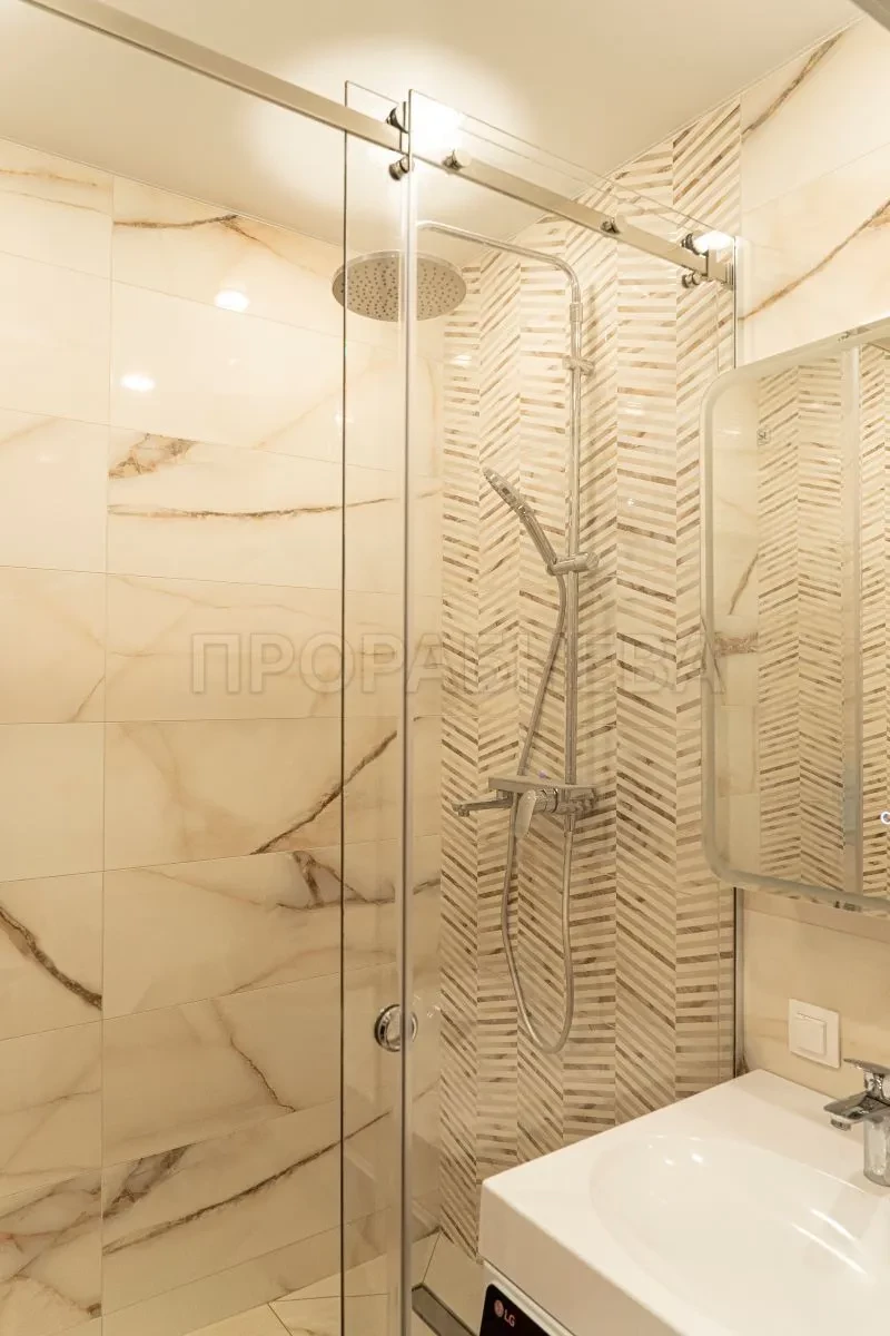 Для укладки плитки стены в ванне выравнивают «под маяк», чтобы получить ровную плоскость и избежать дополнительных подрезов и переделок.