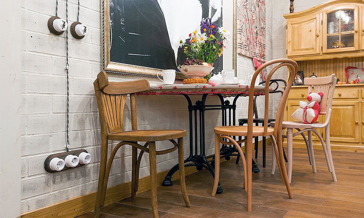 Прикроватные розетки обычно располагают на высоте 60–70 см, а розетки для общей розетки у пола — на 20–30 см в зависимости от назначения.