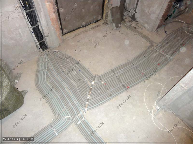 Кабели к щиту следует прокладывать аккуратно, оставляя запас и пометки, чтобы обеспечивать доступность соединений и удобство обслуживания в будущем.