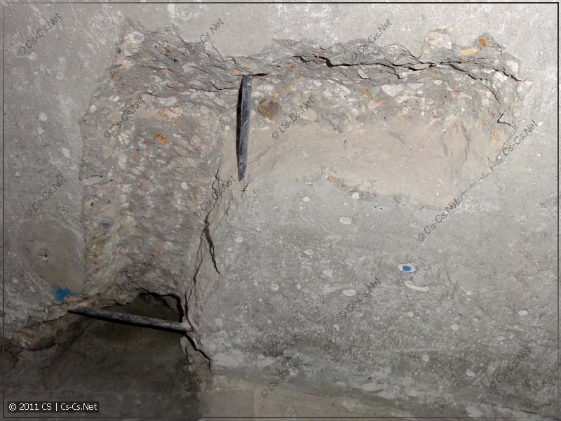 Глубокие штробы в несущих панелях ослабляют конструкцию и в большинстве случаев запрещены, поэтому маршруты кабелей нужно продумывать заранее и согласовывать с сервисной службой дома.