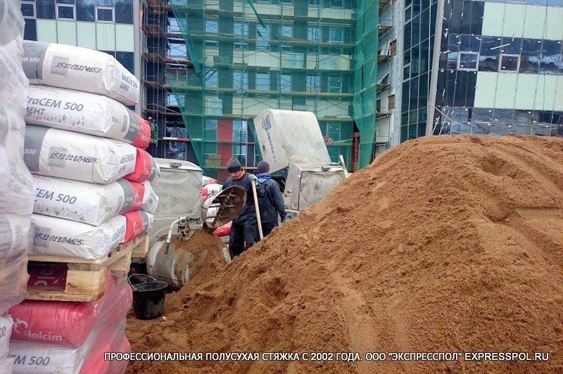 Плавающий пол обычно включает стяжку порядка 50–100 мм, и качество её укладки напрямую влияет на эффективность развязки и долговечность конструкции.