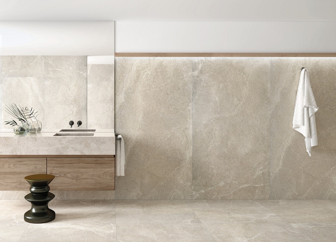 Для напольной плитки в ванной важно выбирать материалы с классом противоскольжения не ниже R10, чтобы минимизировать риск падений на мокрой поверхности.