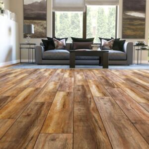 Дешёвый ламинат часто теряет геометрию и начинает топорщиться через 3–4 года, поэтому экономия на напольном покрытии увеличивает риск дополнительных расходов.