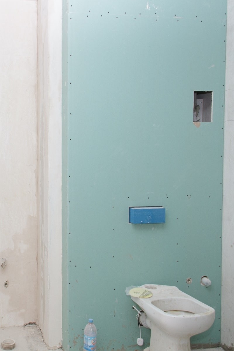 Создание второго санузла обычно добавляет к срокам работ минимум 5–7 дней и увеличивает смету на десятки тысяч сом.