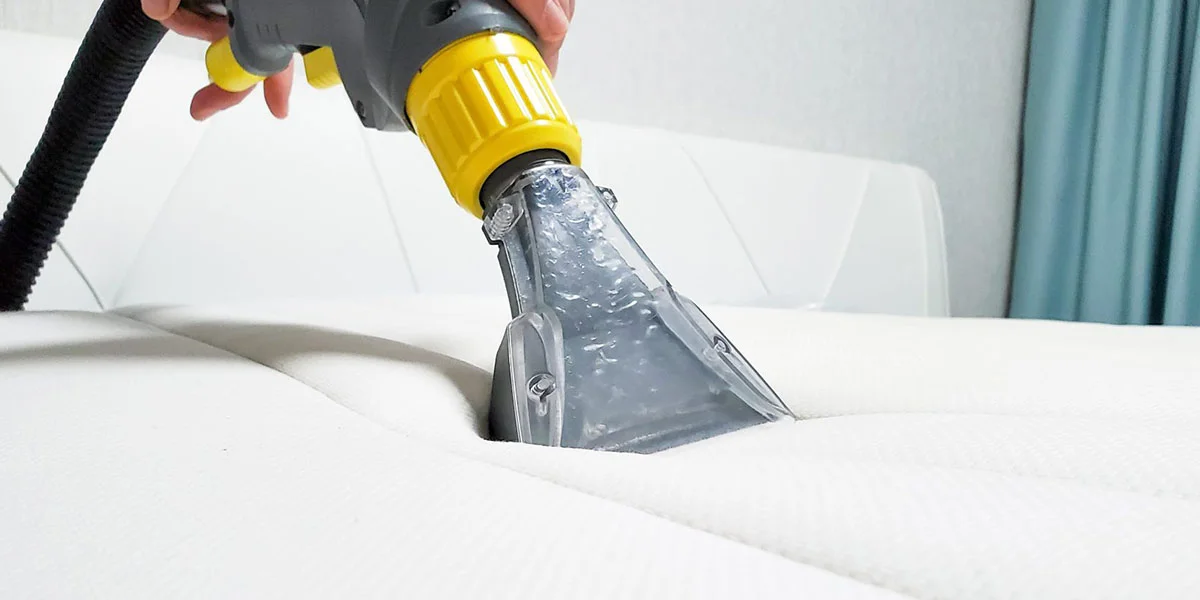 Głębokie pranie materacy i usuwanie roztoczy odkurzaczem piorącym.